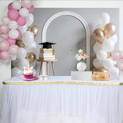 Lofaris Eleganter Abschlussfeierhintergrund mit Doktorhut Büchern Luftballons, stilvolle Kulisse für Feierlichkeiten und Fotoshootings