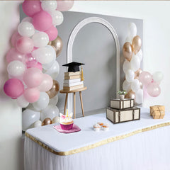 Lofaris Eleganter Abschlussfeierhintergrund mit Doktorhut Büchern Luftballons, stilvolle Kulisse für Feierlichkeiten und Fotoshootings