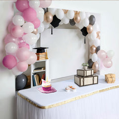 Lofaris Eleganter Abschlussfeierhintergrund mit Luftballons und Doktorhüten, stilvolle Fotokulisse für unvergessliche Erinnerungsfotos