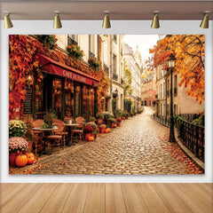 Lofaris Gemütlicher Pariser Herbstcafé-Hintergrund mit Kopfsteinpflaster, romantische Kulisse für Herbstfotografie