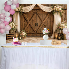 Lofaris Eleganter Scheunentor-Hochzeitshintergrund mit Blumen und Holz, romantische Fotokulisse für Verlobung und Events