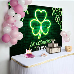 Lofaris St Patricks Day Hintergrund Neon Kleeblatt Schild Ziegelwand Irischer Pub Party