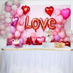 Lofaris Valentinstag LOVE Hintergrund Weiße Drapierung Rote Rosen Herzballons
