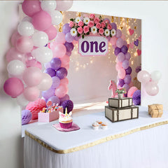 Lila Rosa Ballon Erster Geburtstag Cake Smash Hintergrund Blumen EINS Schaukelpferd