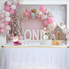 Winter Rosa Ballon Erster Geburtstag Hintergrund Gold Krone EINS Verschneiter Baum