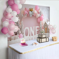 Winter Rosa Ballon Erster Geburtstag Hintergrund Gold Krone EINS Verschneiter Baum