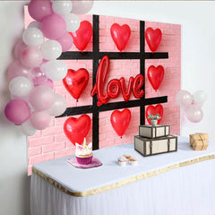 Lofaris Roter Herz-Liebe-Valentinstagshintergrund, Tic-Tac-Toe-Design auf rosa Ziegelwand, romantische Fotokulisse