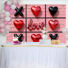 Lofaris Rosa Ziegelwand Tic-Tac-Toe Herz und X Ballons Love Partyhintergrund, für Valentinstag und romantische Feiern