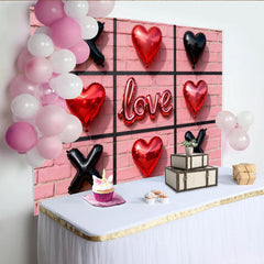 Lofaris Rosa Ziegelwand Tic-Tac-Toe Herz und X Ballons Love Partyhintergrund, für Valentinstag und romantische Feiern