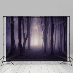Schwach Misty Still Wald Hintergrund Für Halloween Dekor